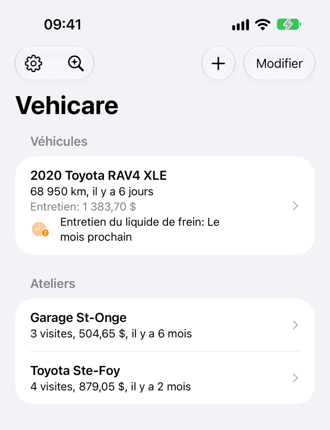 Vehicare sur un iPhone: un champ de recherche, puis une section Véhicules avec un Toyota RAV4, et une section Ateliers avec deux garages.