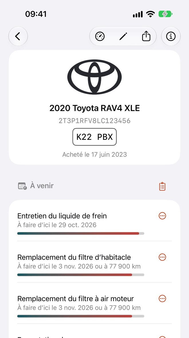 Un Toyota RAV4 XLE 2020, avec son logo, son numéro de série, son immatriculation et sa date d’achat, puis une section À venir avec le liquide de frein, le filtre d’habitacle, le filtre à air du moteur et la permutation des pneus, chacun avec une barre de progression.